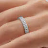 Cintillo de eternidad Orion en oro blanco 18k puesto en la mano (vista 3)