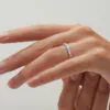 Cintillo de eternidad Pirouette en oro blanco 18k puesto en la mano (vista 2)
