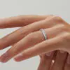 Cintillo de eternidad Promise en oro blanco 18k puesto en la mano (vista 2)