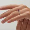 Anillo de Compromiso Gaia Rubí puesto en la mano — Joyería Cáceres