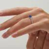 Anillo de Compromiso Gaia Zafiro puesto en la mano — Joyería Cáceres
