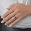 Anillo de Compromiso Hampstead Rubí puesto en la mano — Joyería Cáceres