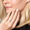 Anillo de Compromiso Josephine puesto en la mano — Joyería Cáceres