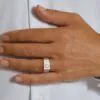 Anillo de Compromiso Morgan puesto en la mano — Joyería Cáceres