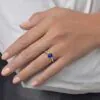 Anillo de Compromiso Primrose Zafiro puesto en la mano — Joyería Cáceres