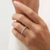 Anillo de Compromiso Regent Oval puesto en la mano — Joyería Cáceres