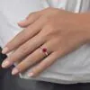 Anillo de Compromiso Victoria Rubí puesto en la mano — Joyería Cáceres