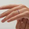 Anillo de Compromiso Vogue Rubí puesto en la mano — Joyería Cáceres