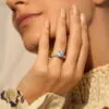 anillo compromiso akinia oro blanco 18k en mano 01