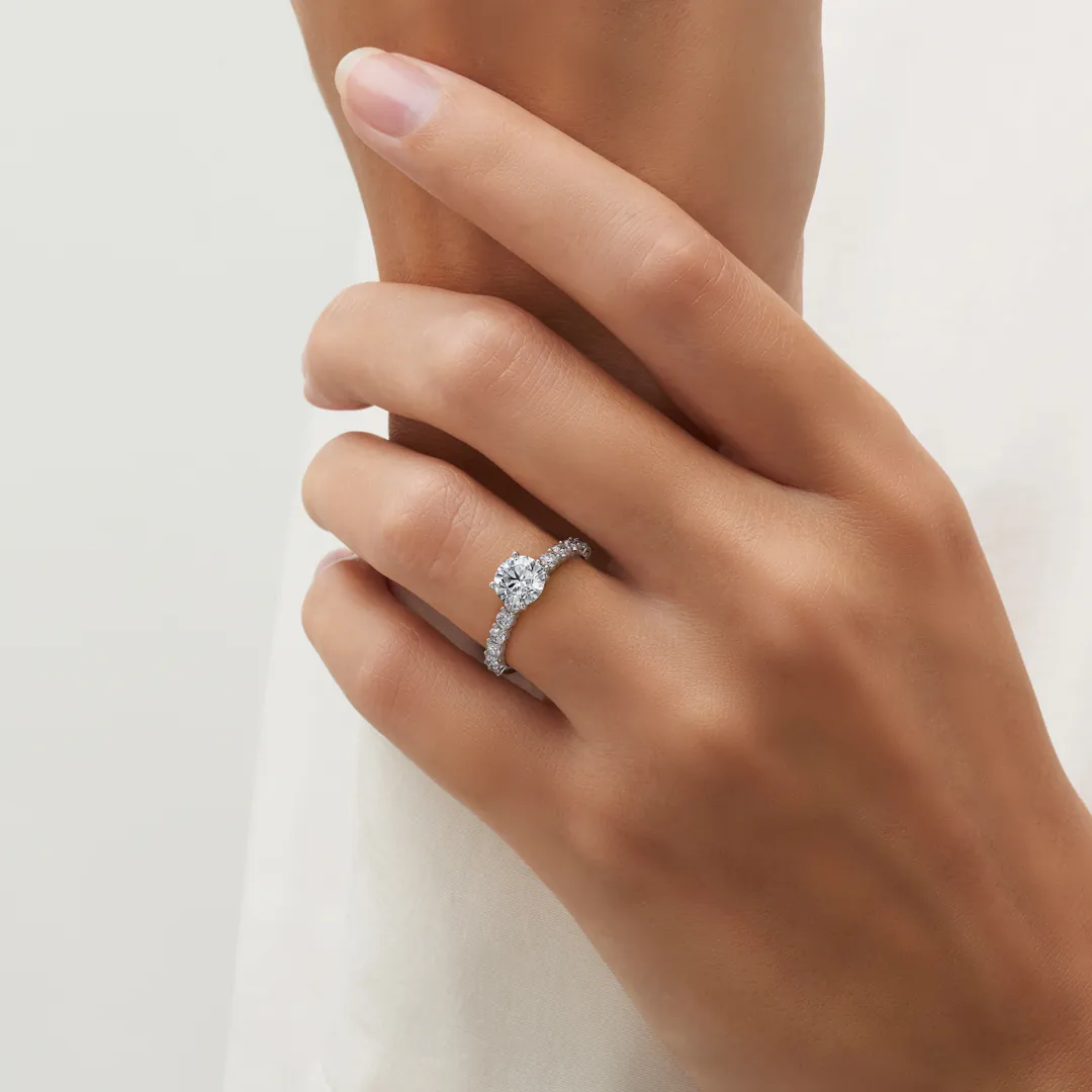 anillo compromiso akinia oro blanco 18k en mano 02