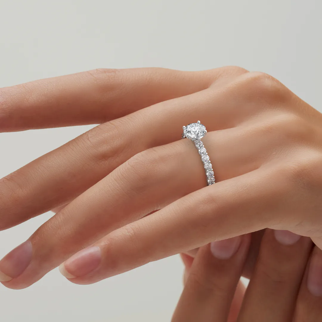 anillo compromiso akinia oro blanco 18k en mano 03