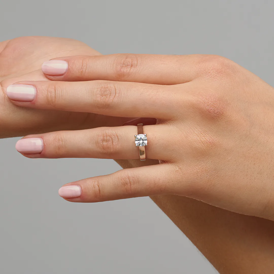 anillo compromiso bailarina oro blanco 18k en mano 01