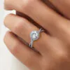 anillo compromiso bellatrix oro blanco 18k en mano 01