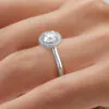 anillo compromiso cassia oro blanco 18k en mano 02