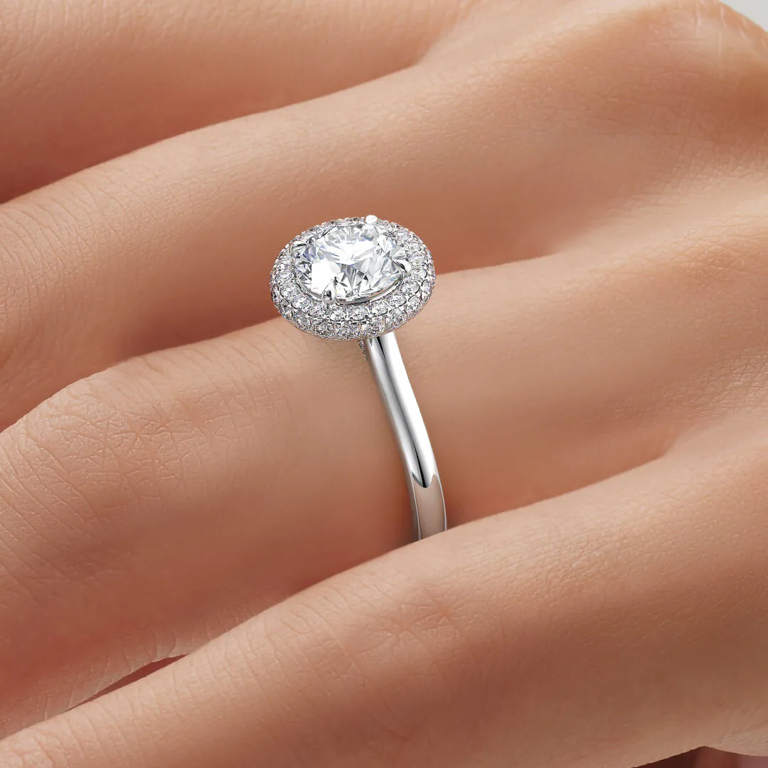 anillo compromiso cassia oro blanco 18k en mano 02