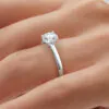 anillo compromiso clasico oro blanco 18k en mano 02