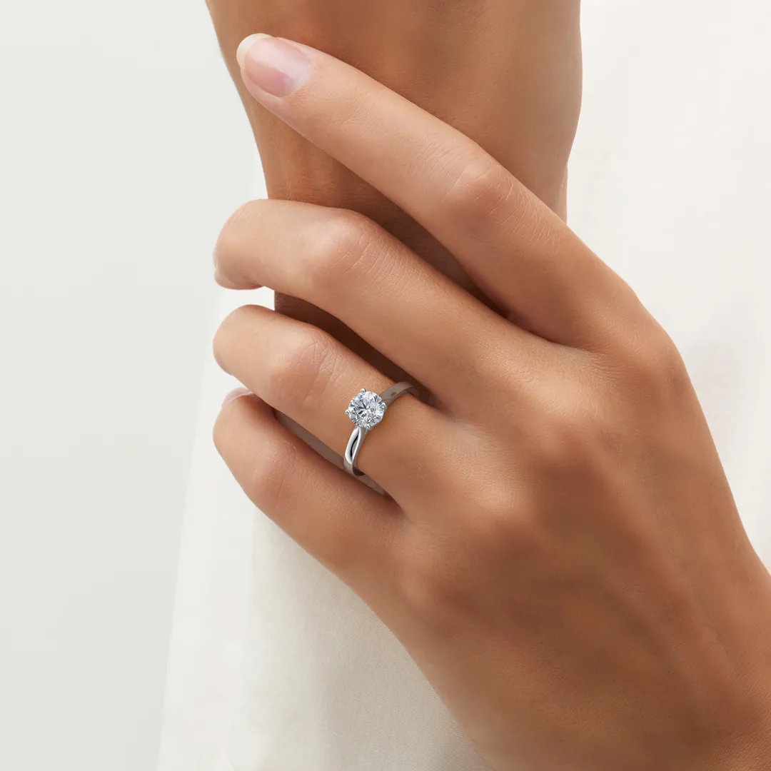 anillo compromiso contorno oro blanco 18k en mano 01
