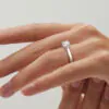 anillo compromiso contorno oro blanco 18k en mano 02