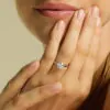 anillo compromiso delicadeza oro blanco 18k en mano 01