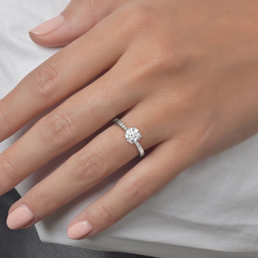 anillo compromiso delicadeza vintage oro blanco 18k en mano 01