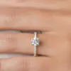 anillo compromiso duquesa oro blanco 18k en mano 01