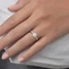 anillo compromiso duquesa oro blanco 18k en mano 02