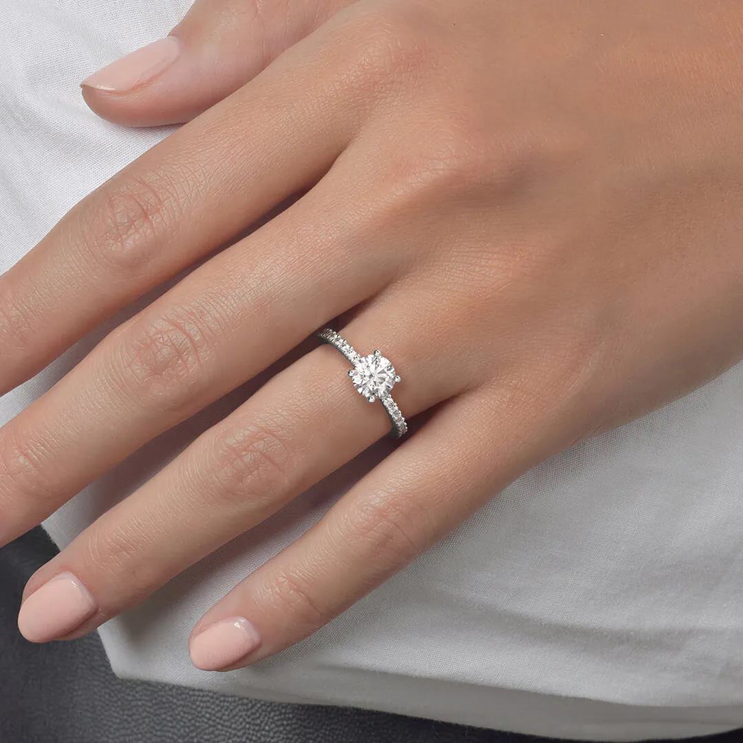 anillo compromiso duquesa oro blanco 18k en mano 02