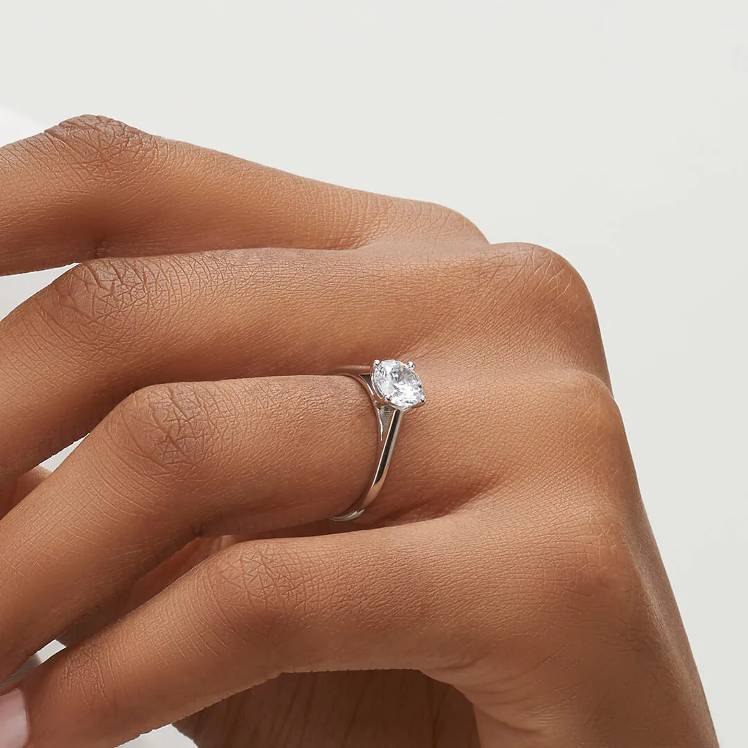 anillo compromiso estela oro blanco 18k en mano 01
