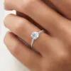 anillo compromiso estela oro blanco 18k en mano 02