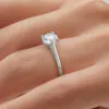 anillo compromiso estela oro blanco 18k en mano 03