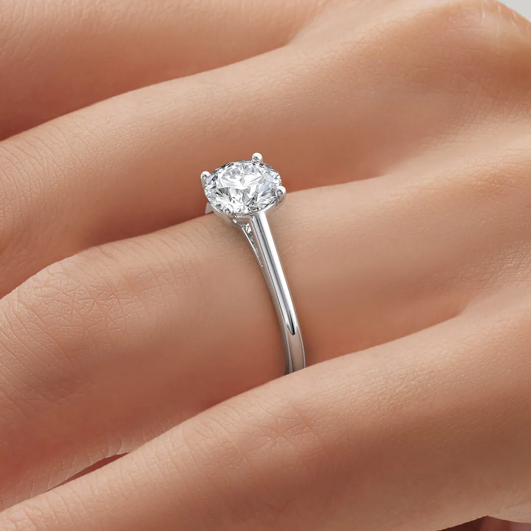 anillo compromiso estela oro blanco 18k en mano 03