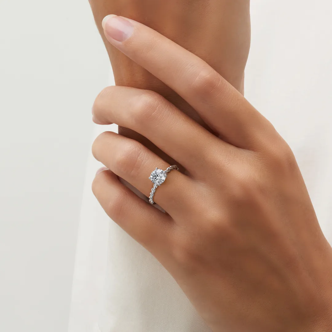 anillo compromiso fular oro blanco 18k en mano 01