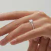 anillo compromiso fular oro blanco 18k en mano 02