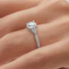 anillo compromiso gaia oro blanco 18k en mano 02