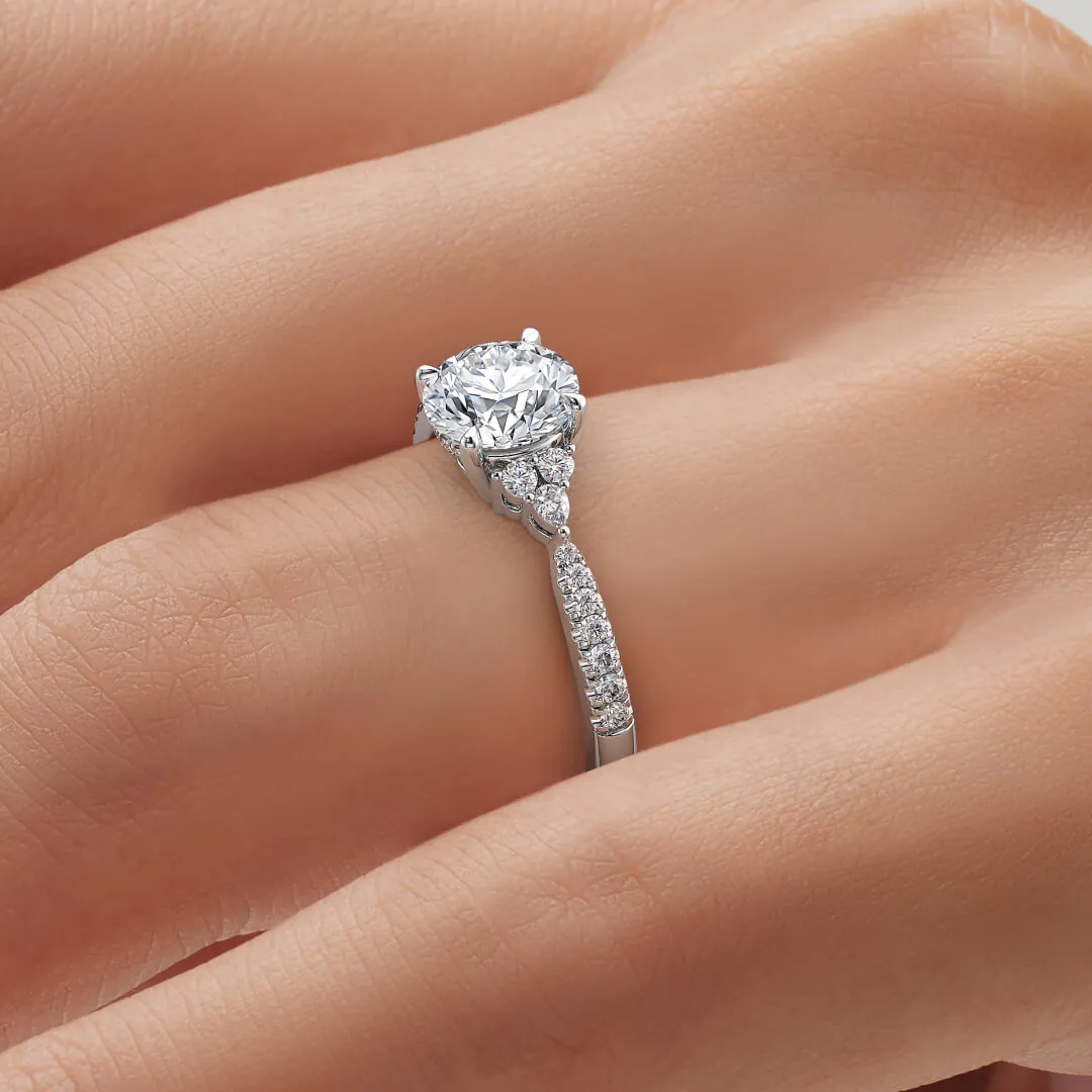 anillo compromiso gaia oro blanco 18k en mano 02