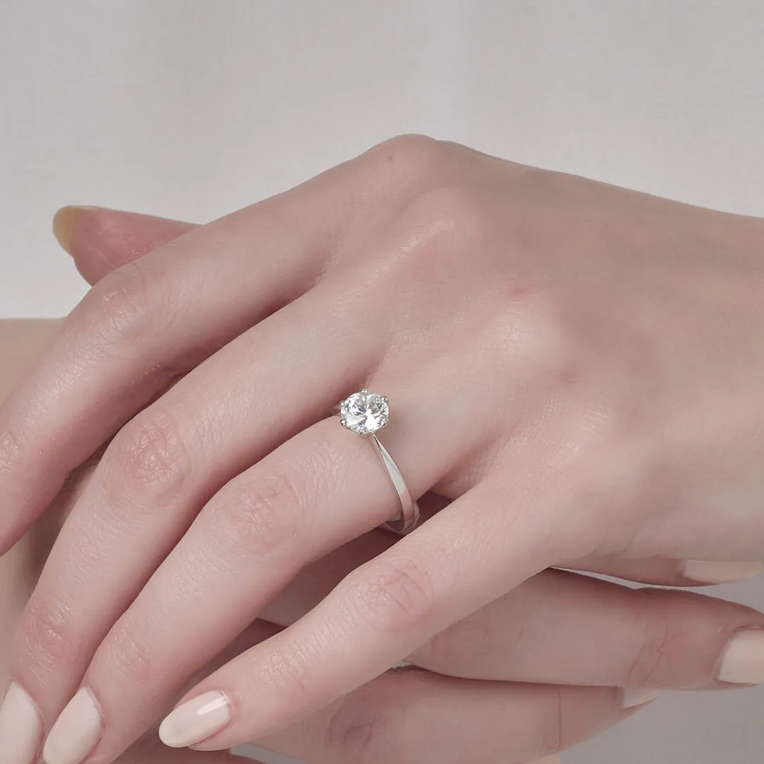 anillo compromiso gracia oro blanco 18k en mano 01