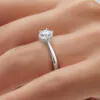 anillo compromiso gracia oro blanco 18k en mano 03