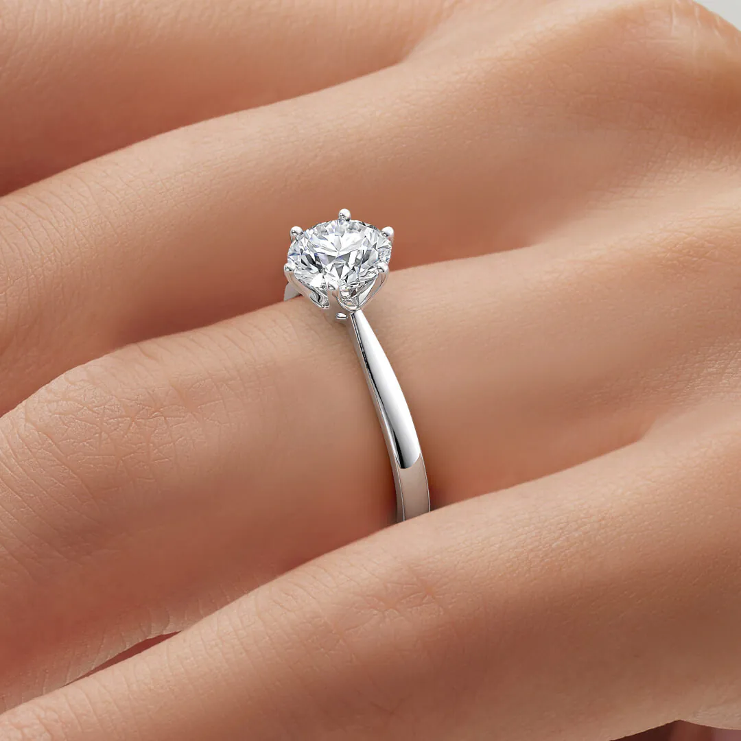 anillo compromiso gracia oro blanco 18k en mano 03
