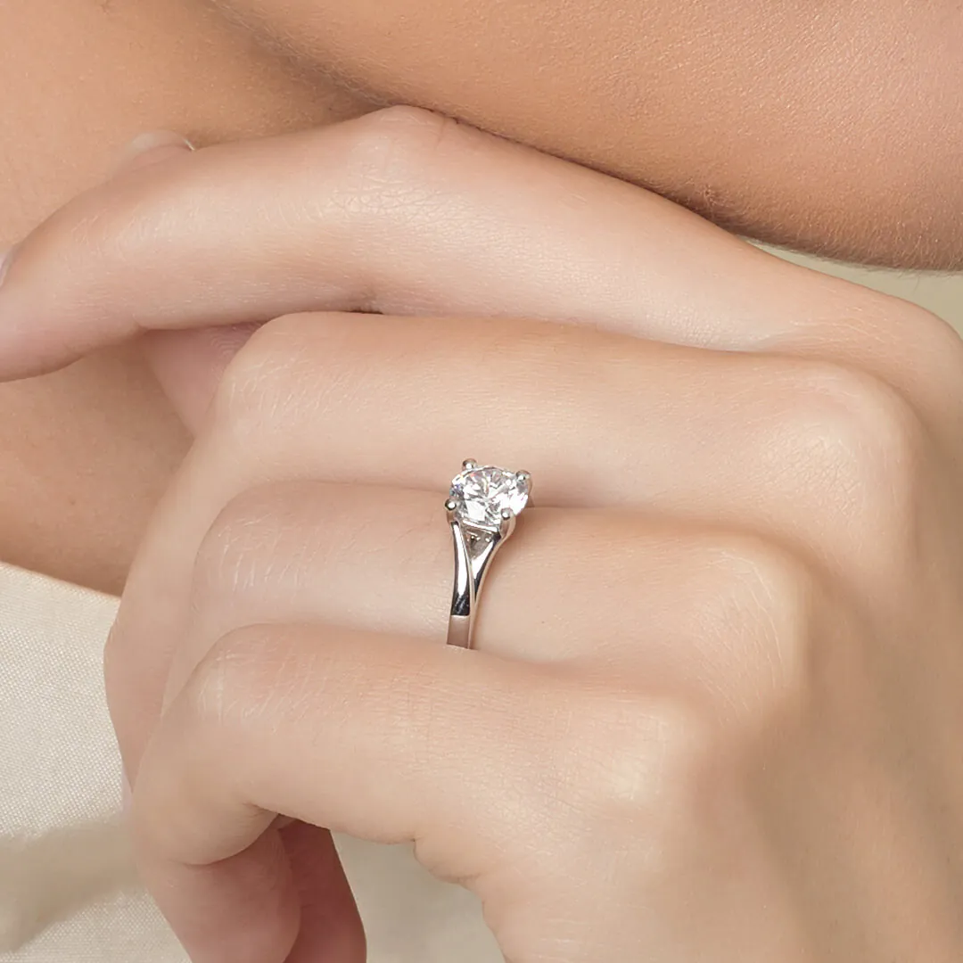 anillo compromiso hanovre oro blanco 18k en mano 01
