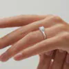 anillo compromiso hanovre oro blanco 18k en mano 03