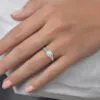 anillo compromiso jazmin oro blanco 18k en mano 01