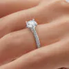 anillo compromiso kindrea oro blanco 18k en mano 02