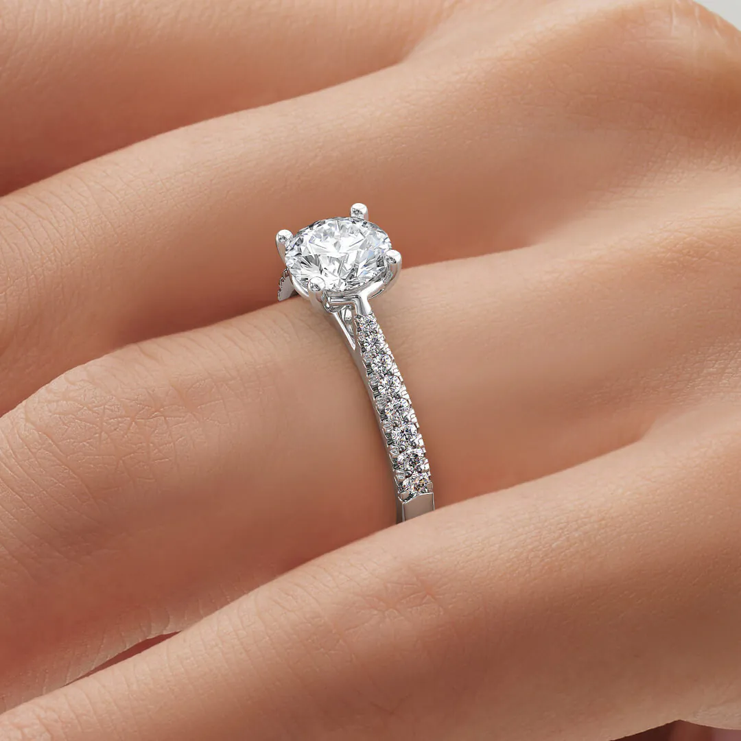 anillo compromiso kindrea oro blanco 18k en mano 02