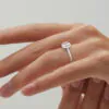 anillo compromiso luna oro blanco 18k en mano 02