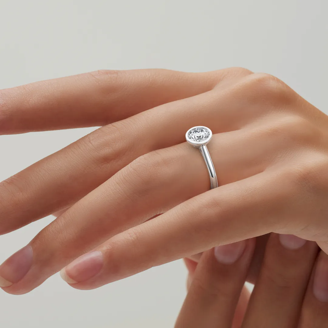 anillo compromiso luna oro blanco 18k en mano 02