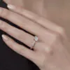 anillo compromiso marylebone oro blanco 18k en mano 01 1