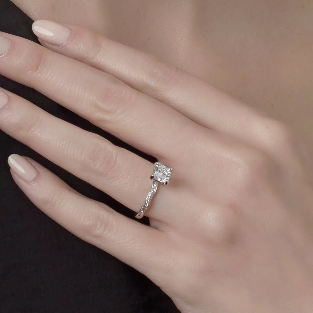 anillo compromiso marylebone oro blanco 18k en mano 01 1