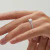 anillo compromiso musa oro blanco 18k en mano 02