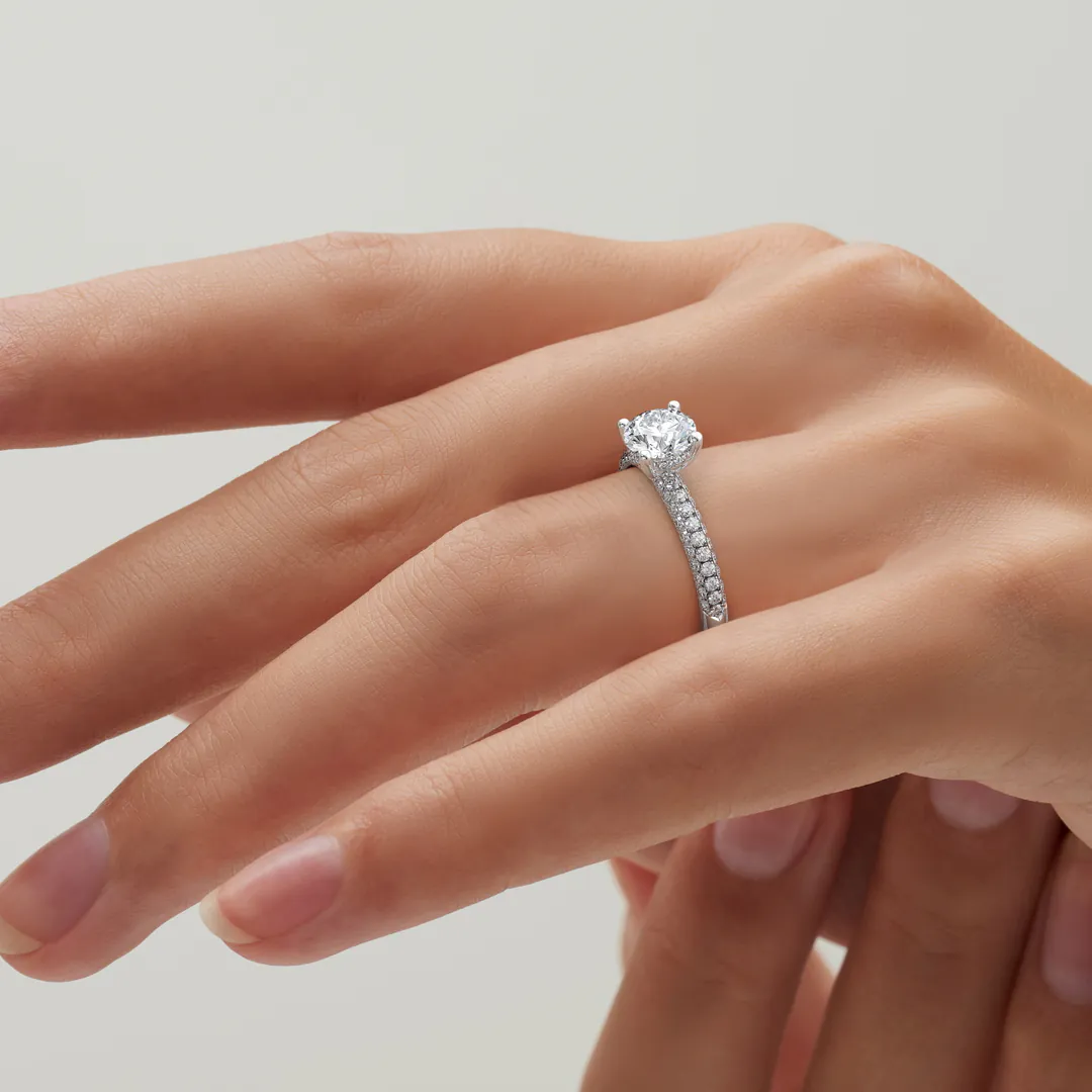 anillo compromiso musa oro blanco 18k en mano 02