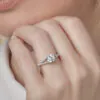 anillo compromiso oxford oro blanco 18k en mano 01